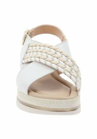 Sandalo bianco con dettagli in tessuto intrecciato oro e crema, design a fasce incrociate, soletta imbottita e suola beige texturizzata.