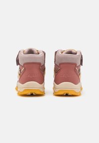 Deux paires de chaussures de randonnée marron et gris clair avec des semelles jaunes, présentant une tige en cuir lisse et des cols rembourrés pour plus de confort.