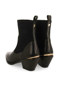 Stivali ankle in pelle nera con lati in tessuto a coste, punta rotonda e tacco impilato accentuato da una striscia dorata.
