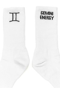 Hvite bomullssokker med ribbestruktur; har svart trykt tekst "II" på den ene sokken og "GEMINI ENERGY" på den andre.