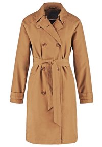 Trench-coat croisé couleur camel avec col à revers, ceinture assortie nouée à la taille et poignets boutonnés.