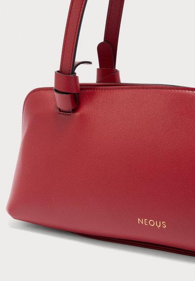 Sac à main en cuir rouge avec double anse et logo "NEOUS" doré sur le devant, présentant une texture lisse et des bords cousus.