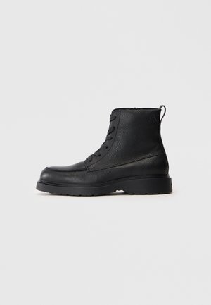 COMBAT APRON - Botines con cordones - triple black