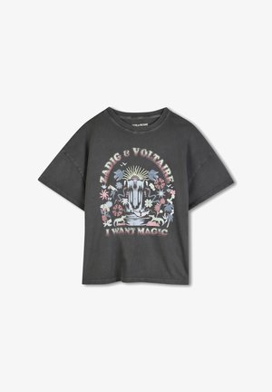 Tumesinine lühikeste varrukatega T-särk, millel on värvikas graafika, kujutades koske, lilli, loomi, päikest ja teksti "Zadig & Voltaire I Want Magic".