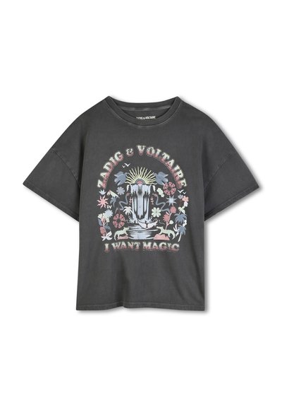 Σκούρο γκρι κοντομάνικο μπλουζάκι με πολύχρωμο γραφικό που απεικονίζει έναν καταρράκτη, λουλούδια, ζώα, τον ήλιο και κείμενο "Zadig & Voltaire Θέλω Μαγεία".