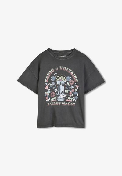 Σκούρο γκρι κοντομάνικο μπλουζάκι με πολύχρωμο γραφικό που απεικονίζει έναν καταρράκτη, λουλούδια, ζώα, τον ήλιο και κείμενο "Zadig & Voltaire Θέλω Μαγεία".