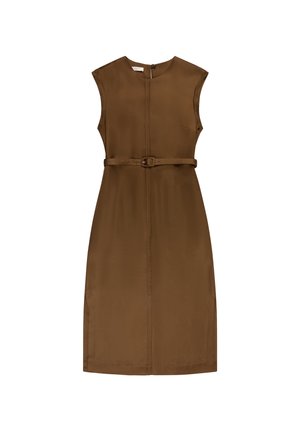 Robe marron sans manches longueur genou avec encolure ronde, détails de coutures devant et ceinture fine assortie avec boucle à la taille.