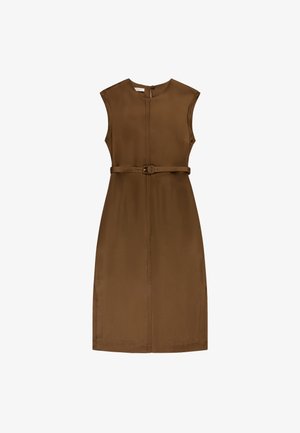 Robe marron sans manches longueur genou avec encolure ronde, détails de coutures devant et ceinture fine assortie avec boucle à la taille.