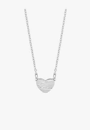 Collana con pendente a forma di cuore in argento, caratterizzata da un motivo a strisce testurizzate, su una catena piatta. Il cuore è centrato e si attacca con piccoli anelli.
