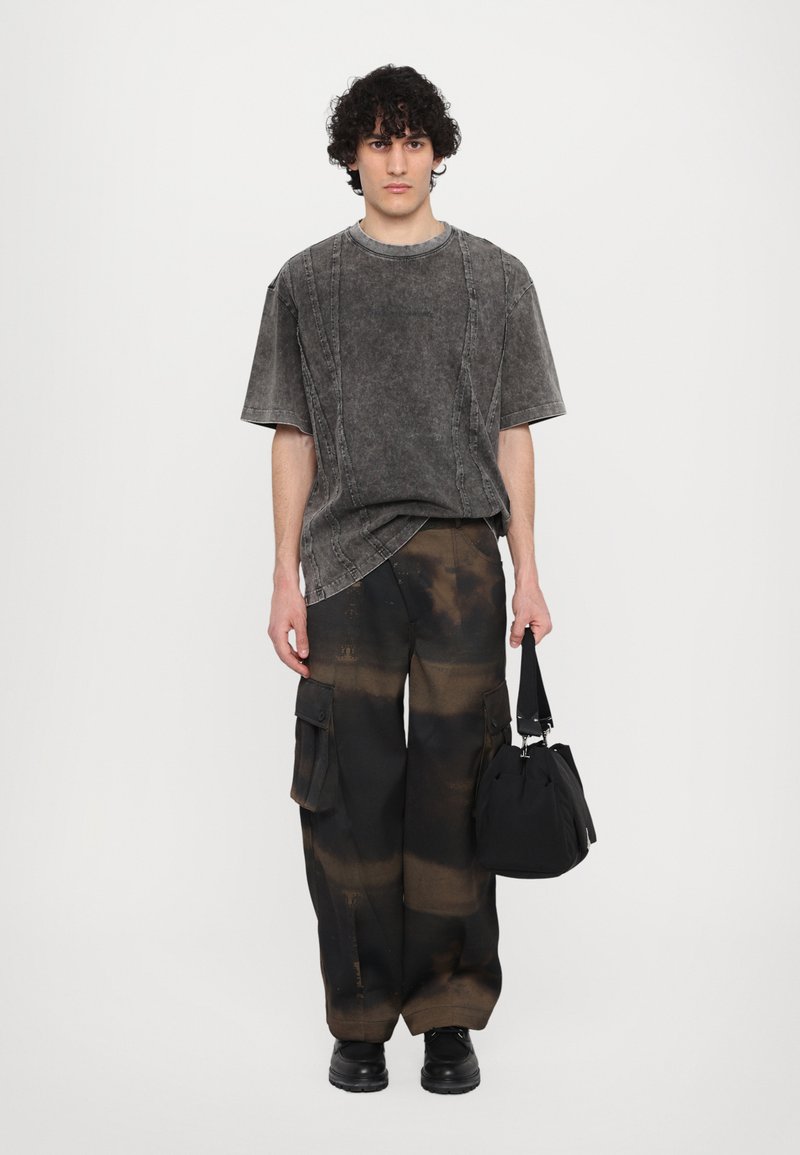 Feng Chen Wang - PANELLED UNISEX - Print T-shirt - grey, Enlarge