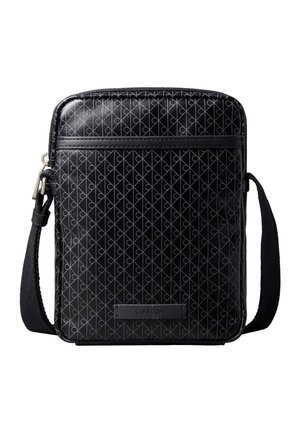Sac bandoulière noir avec motif géométrique répétitif, poche avant zippée, sangle en tissu ajustable et plaque logo Calvin Klein sur le devant.