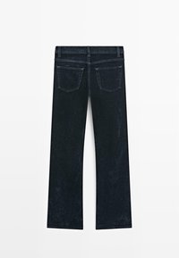 Jeans in denim scuro con taglio a gamba dritta, caratterizzati da una vita a metà altezza e due tasche posteriori, con una finitura liscia e strutturata.