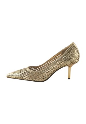 Zapatos de tacón bajo de seda dorada con punta afilada y diseño recortado. Parte superior texturada y forro interior liso. Presenta un acento en el tacón metálico.