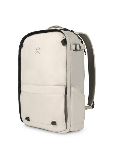 Mochila gris claro hecha de tela duradera, con un bolsillo frontal, correas ajustables y acentos negros para contraste.