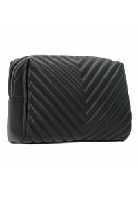 Borsa in pelle nera trapuntata con motivo a zig-zag, forma rettangolare, zip superiore e dettagli in metallo dorato.