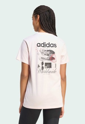 adidas Sportswear, ADIDAS SPORTSWEAR TRAVEL LOOSE GRAPHIC T-SHIRT - T-shirt con stampa - distilled pink