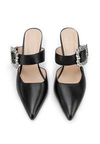 Mule in pelle nera con punta affusolata e retro aperto. Presenta una larga fascia con un'accento di fibbia in strass. Fodera interna liscia.