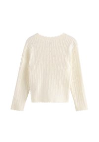 Biały sweter dzianinowy o teksturowanym wzorze ściągacza, z falbaniastym dekoltem i długimi rękawami, wykonany z miękkiego, ciepłego materiału.