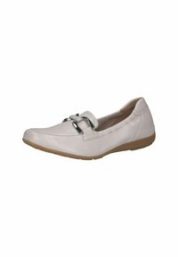 Világos bézs bőr slip-on cipők strukturált felülettel, ezüst színű fém elemekkel és rugalmas gumitalppal. Nincs látható minta.