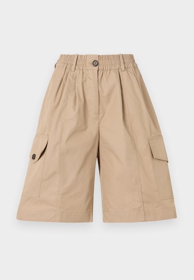Μπεζ cargo σορτσάκια με ελαστική μέση, κουμπί κλεισίματος, δύο πλαϊνές τσέπες και δύο cargo τσέπες με καπάκι και λεπτομέρειες από κουμπί.