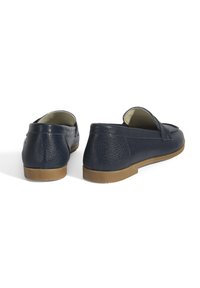 Marineblauwe leren instappers met een gestructureerde afwerking, slip-on ontwerp en een rubberen zool. Voorzien van een eenvoudige doorgestikte accent op de bovenkant.