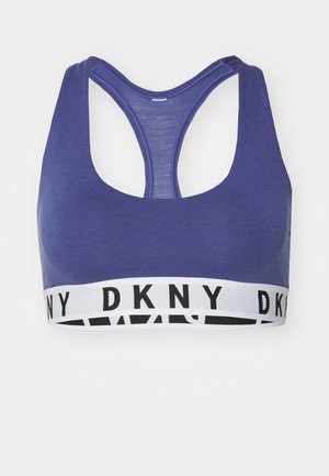 Brasile sportivo viola con scollo a barca e design a schiena scoperta. Presenta un bordo bianco con il testo nero "DKNY". Tessuto morbido e forma aderente.