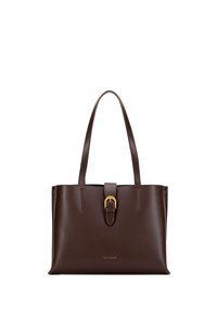 Borsa tote in pelle marrone con manici piatti, dettaglio centrale a fibbia e logo impresso nella parte inferiore. Texture liscia e forma rettangolare.