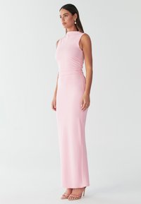 Roza midi obleka z oprijetim zgornjim delom, visokim ovratnikom in naborki na strani. Iz gladkega blaga, kombinirana z nagubanimi kozmetičnimi petami v naravni barvi.