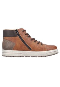 Baskets montantes en cuir marron avec accents noirs, présentant une fermeture éclair latérale, une surface texturée et une semelle gris clair mouchetée.