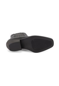 Zwarte enkellaars met een glad leren bovenwerk, ribbeltextuur en een rubberen zool met een horizontaal grippatroon aan de onderkant.