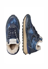 Sneaker blu e beige con pannelli testurizzati, lacci blu navy e fodera in pile crema, mostrati da vista superiore e laterale su sfondo bianco.