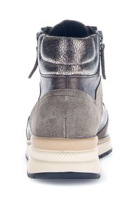 Leren enkellaars met een gestructureerde metallic afwerking en suède accenten. Voorzien van een beige zool, ritssluiting en een gewatteerde kraag.