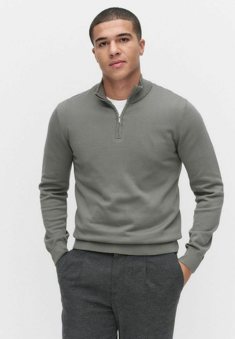 Szary rozpinany pulower z gładkiego materiału dzianinowego, z stojącym kołnierzem, długimi rękawami oraz ribbowanymi ściągaczami u dołu i na mankietach.