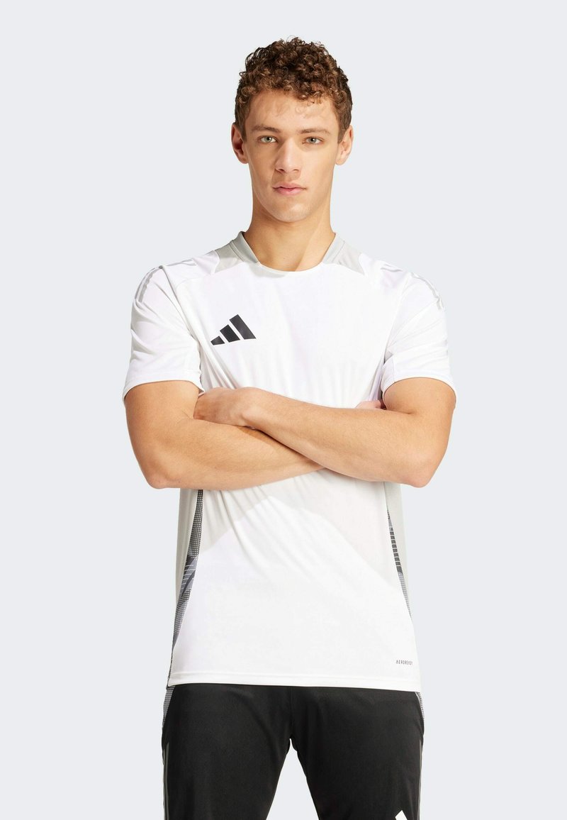 Witte sportshirt met korte mouwen, grijze accenten en een zwart streepjespatroon aan de zijkanten; met het Adidas-logo op de bovenste linkerkant.