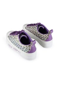 Lila och vita plattformssneakers med ett texturerat, glittrande leopardmönster. Har lila snören och en sydd logotyp på sidan.