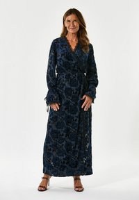 Lange marineblauwe wikkeljurk met een bloemenpatroon, textuurstof, kantafwerking aan de mouwen, gestrikt taille, met lange mouwen en zijsplitten.