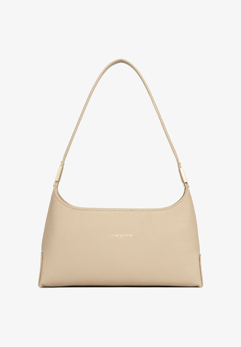 Sac à bandoulière en cuir beige avec une fine bandoulière, une texture douce et un subtil logo doré "Lancaster Paris" à l'avant.