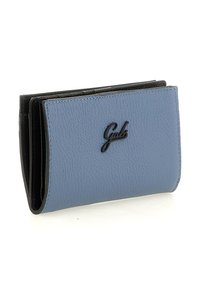 Portafoglio in pelle azzurro chiaro e nero con esterno traforato, design pieghevole e dettaglio logo nero sul davanti.