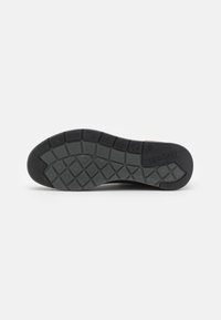 Talpa de pantof din cauciuc negru, cu un model texturat de profil cu forme de diamant, oferind aderență și durabilitate pe diverse suprafețe.