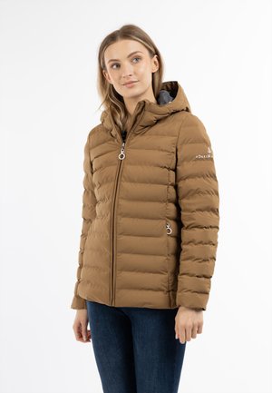 Beige gewatteerde jas met een capuchon, voorrits, twee zijzakken en een logo op de mouw. Glad textuur en gestroomlijnd ontwerp.