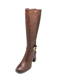 Stivale alto in pelle marrone con tacco ampio, dotato di un dettaglio in metallo dorato sulla fascia alla caviglia e una texture liscia.