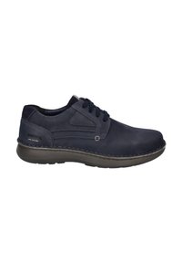 Scarpe in pelle blu navy con una finitura liscia, punta rotonda, cuciture minime e suola in gomma. Presentano lacci e dettagli a intaglio.