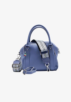 Sac à main en cuir bleu clair avec fermeture éclair, doubles poignées et une bandoulière amovible à motifs noir et blanc. Comprend des poches zippées sur les côtés.