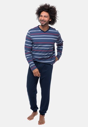 Stripet langærmet bluse med v-hals i navy, blå og rød; parret med navy loungebukser. Blød stof, afslappet pasform, elastisk talje.