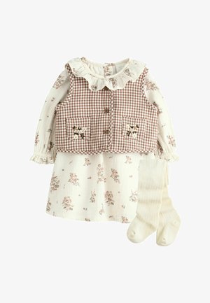 Langärmliges Blumenkleid mit Rüschenkragen, braune karierte Weste mit Knöpfen und Fronttaschen sowie cremefarbene, gerippte Strumpfhosen.
