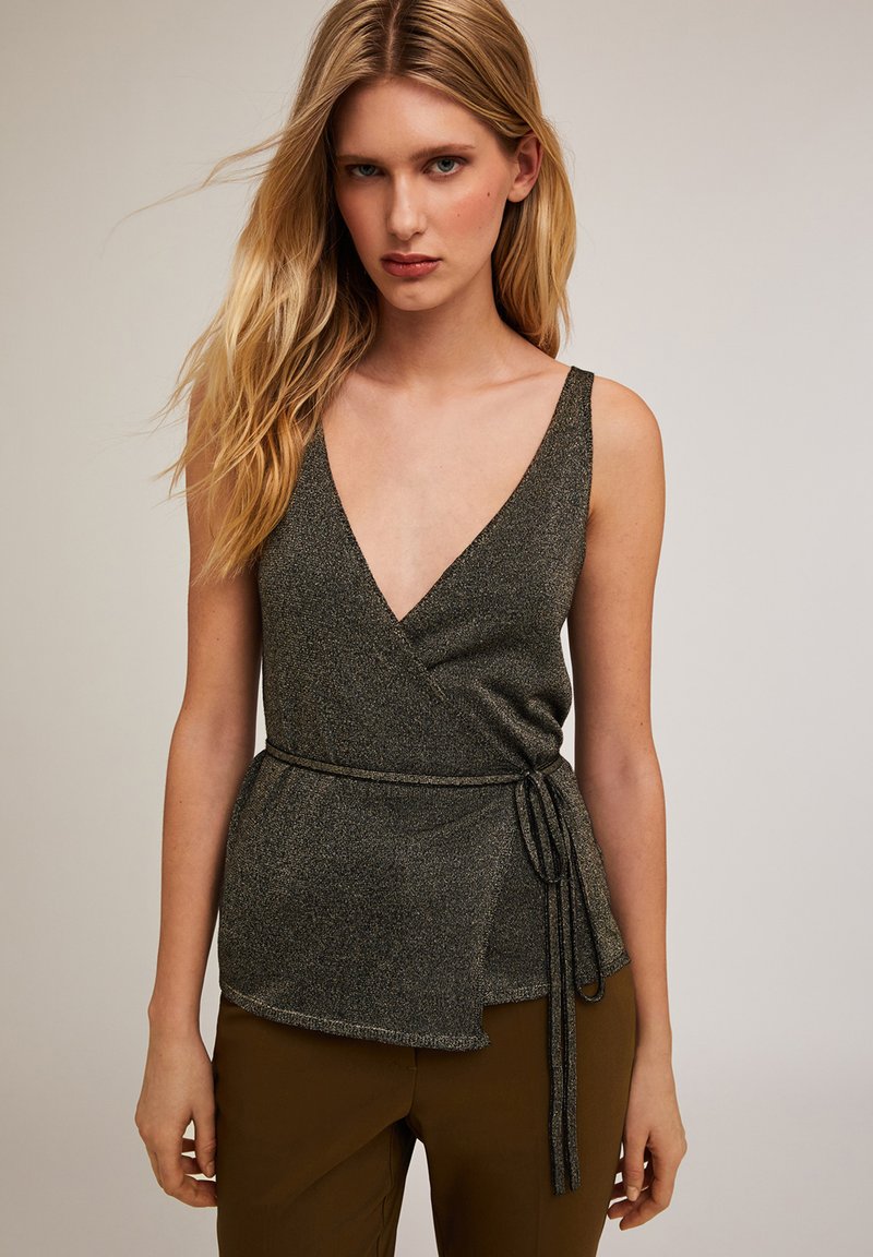 Top envolvente negro y dorado con un escote en V profundo, mangas cortas y detalle de lazo en la cintura. Textura suave con un brillo sutil.