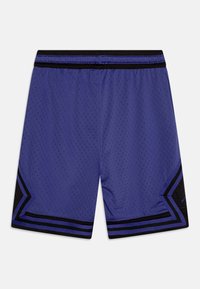 Pantaloncini sportivi viola realizzati in tessuto mesh, con una vita nera e accenti geometrici neri lungo i lati.
