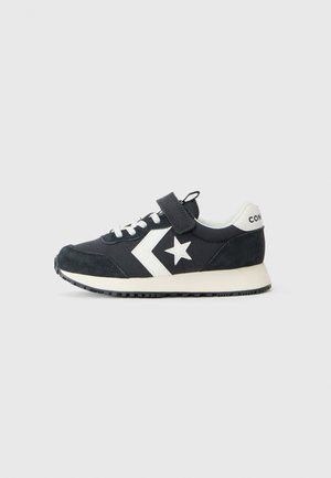 Baskets en daim noir et tissu avec des accents blancs, présentant un logo étoile sur le côté, un système de fermeture à lacets et Velcro, un bout rond et une semelle texturée.