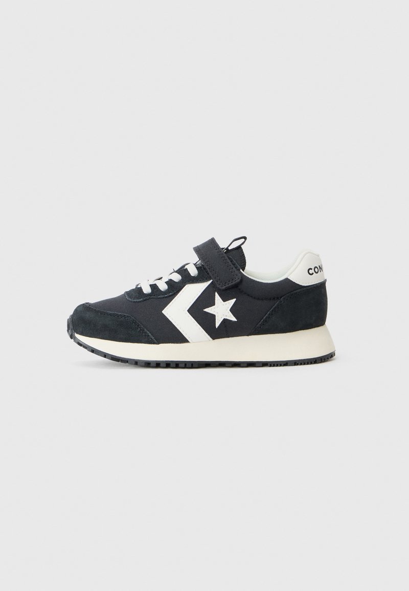 Zwarte suède en stof sneaker met witte accenten, voorzien van een zijsterlogo, veters en klittenbandsluiting, ronde neus en een gestructureerde zool.