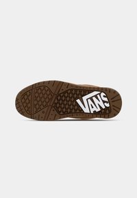Suola di scarpa in gomma marrone con un motivo di grip testurizzato. Logo "VANS" bianco in evidenza. Design a profilo basso adatto per lo skateboard.